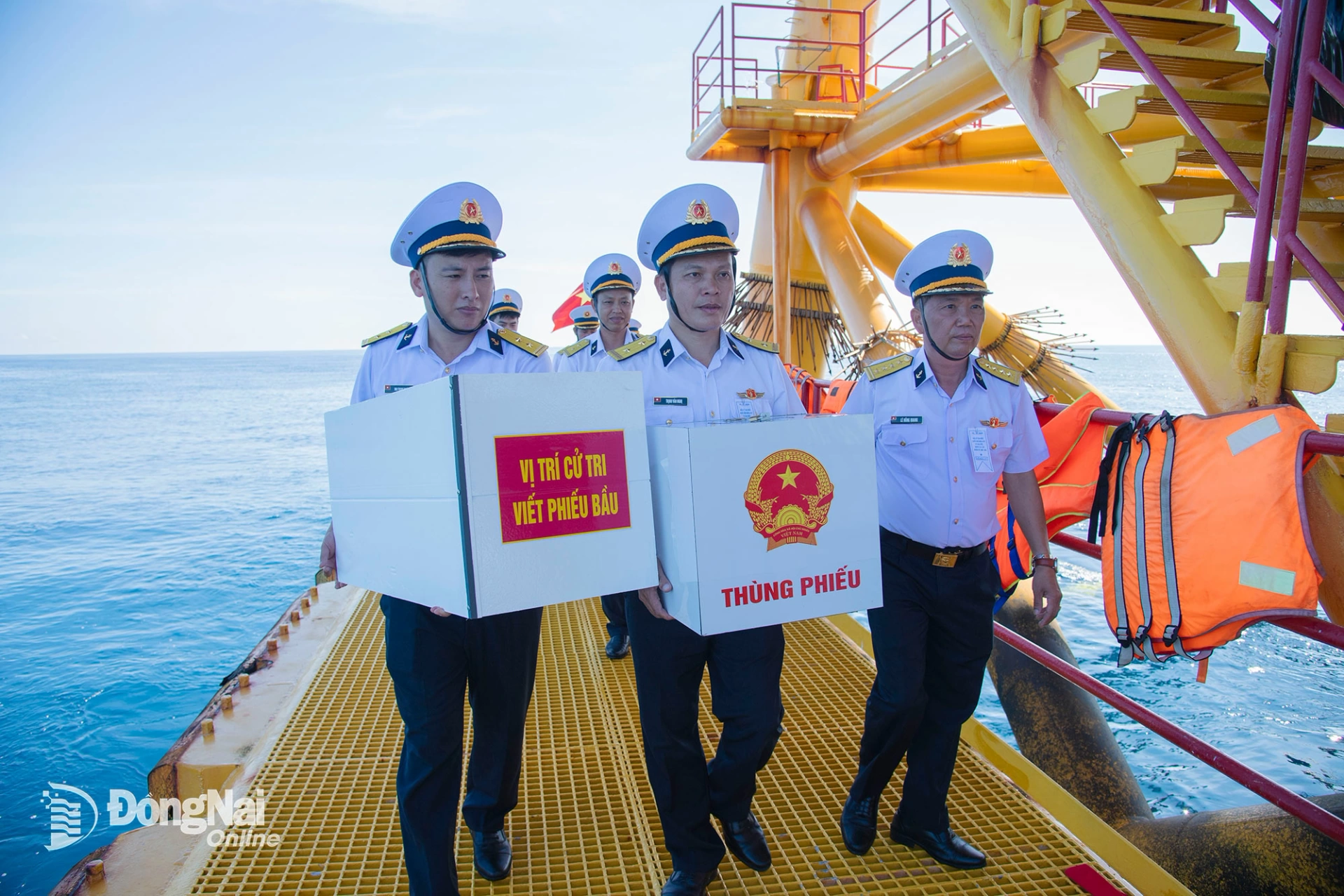 3 mang thung phieu va vat chat trang bi cho bau cu som tren nha gian dk1 20260301233412