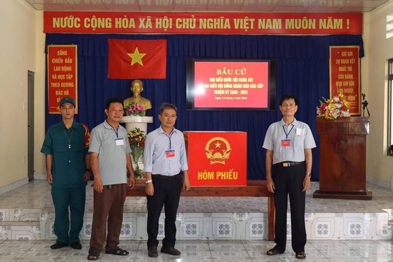 Có thể là hình ảnh về văn bản cho biết 'NƯỚC CỘNG HÒA XÃ HỘI CHỦ NGHĨA VIỆT NAM MUÔN NĂM ! SỐNG CHIẾN ĐẦU LAOBỘNG AHOTAP THE 0GƯONG BACHO SINGIN S規庭 NBÁTTR BẦU CỬ 謝館 LDA 車sescee AP 車助 NMAN CÁCC ： 2025 2331 Pảng nàu 202 ngay ุ HÒM PHIỀU 囍 特泉 SE 光勇 あめ គ?'