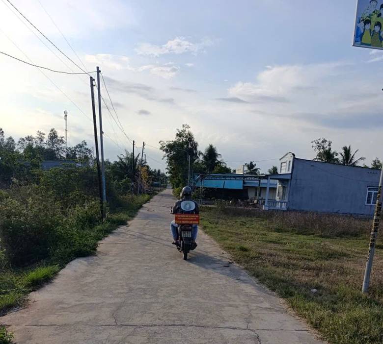 Có thể là hình ảnh về xe môtô, xe scooter và đường