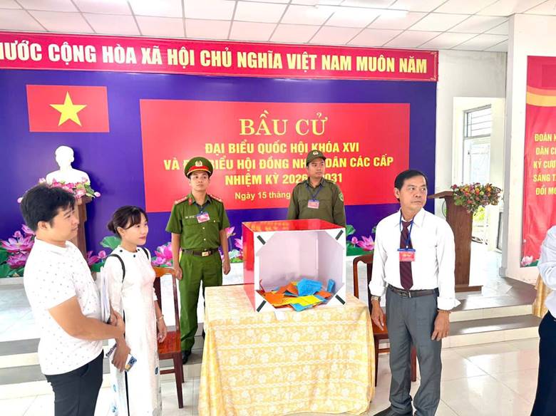 Có thể là hình ảnh về một hoặc nhiều người và văn bản cho biết 'ƯỚC CỘNG HÒA XÃ HỘI CHỦ NGHĨA VIỆT NAM NAM MUÔN NĂM VÀ BẦU CỬ ĐẠI BIỂU QUỐC HỘI KHOA XVI IẾU HỘI ĐỐNG NH CDÂN DÂN CÁC CẤP NHIỆM KỲ 2026 031 Ngày 15 thàng DOÀN DÁN KÝ SÁNG ĐÓI'