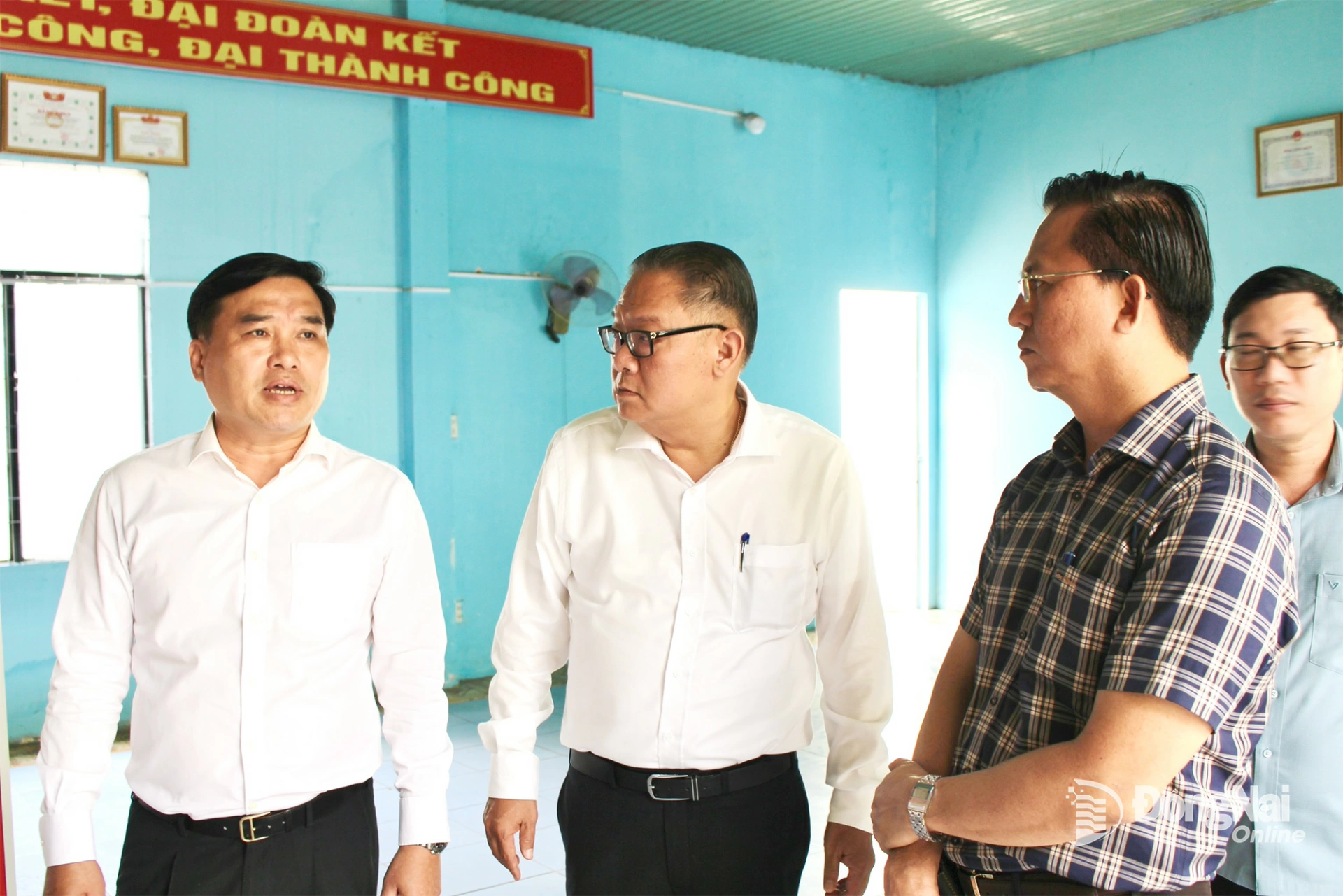 Đồng chí Nguyễn Kim Long, Ủy viên Ban Thường vụ Tỉnh ủy, Phó Chủ tịch Thường trực UBND tỉnh và đồng chí Hồ Văn Nam, Ủy viên Ban Thường vụ Tỉnh ủy, Bí thư Đảng ủy, Chủ tịch HĐND phường Trấn Biên kiểm tra công tác chuẩn bị bầu cử tại phường Biên Hòa