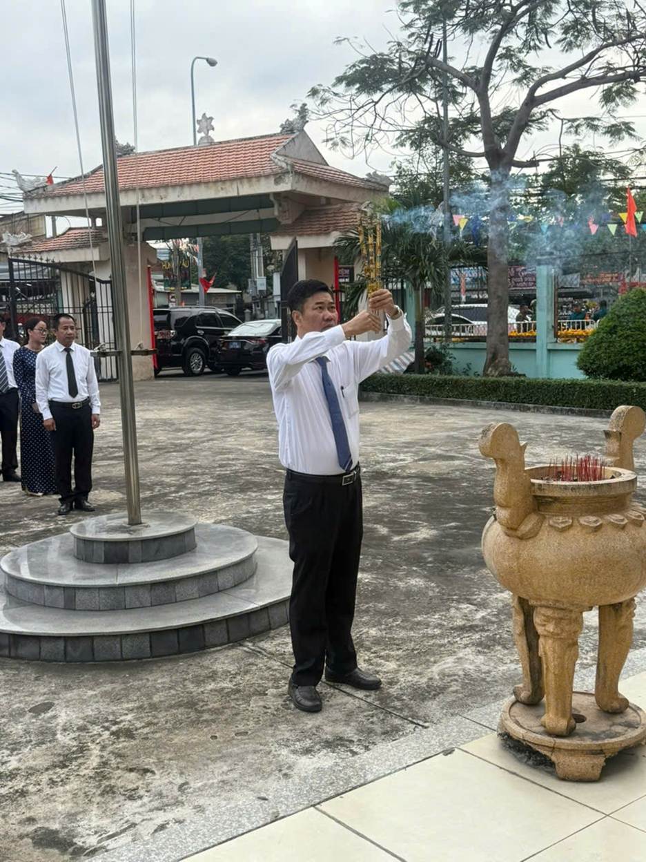 ''A person holding a torch

AI-generated content may be incorrect.''