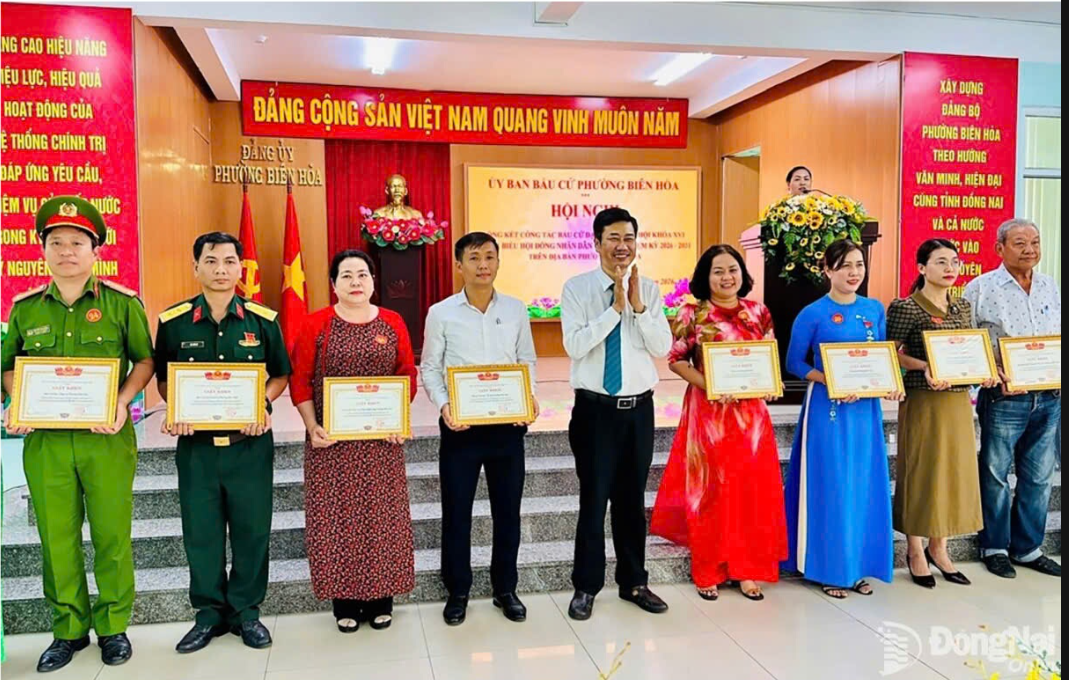 Đồng chí Viên Hồng Tiến - Tỉnh uỷ viên, Bí thư Đảng uỷ, Chủ tịch HĐND phường Biên Hoà trao giấy khen cho các tập thể và cá nhân có thành tích xuất sắc trong công tác bầu cử