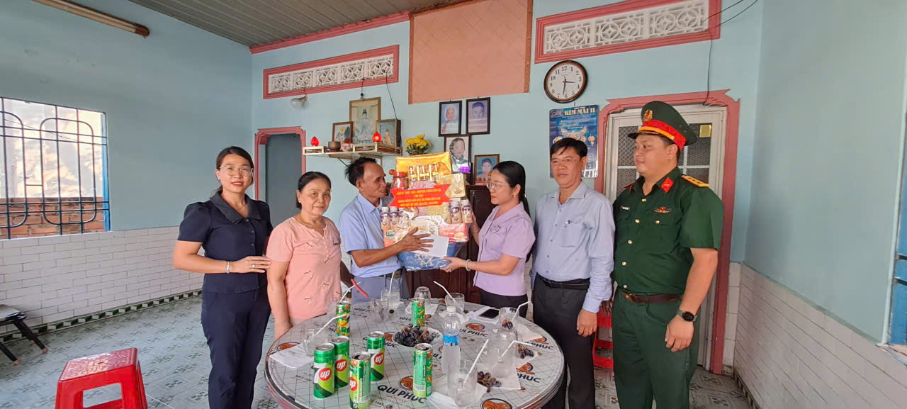 Lãnh đạo phường Biên Hòa thăm, tặng quà gia đình chính sách nhân dịp 30/4