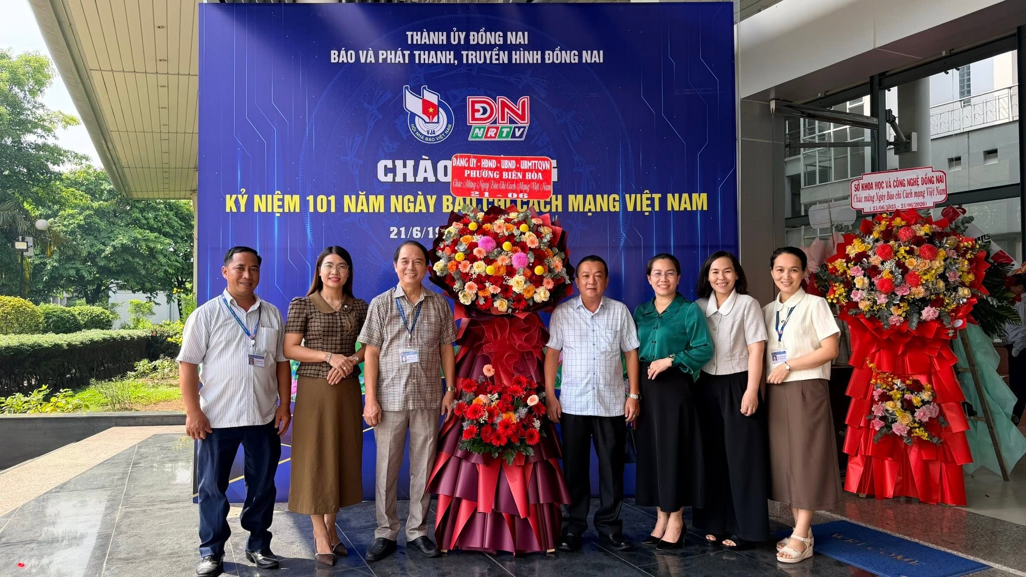 Đoàn công tác của Đảng ủy - HĐND - UBND - Ủy ban MTTQ Việt Nam phường Biên Hòa chụp ảnh lưu niệm tại Báo và Phát thanh - Truyền hình Đồng Nai nhân kỷ niệm 101 năm Ngày Báo chí Cách mạng Việt Nam (21/6/1925 - 21/6/2026).