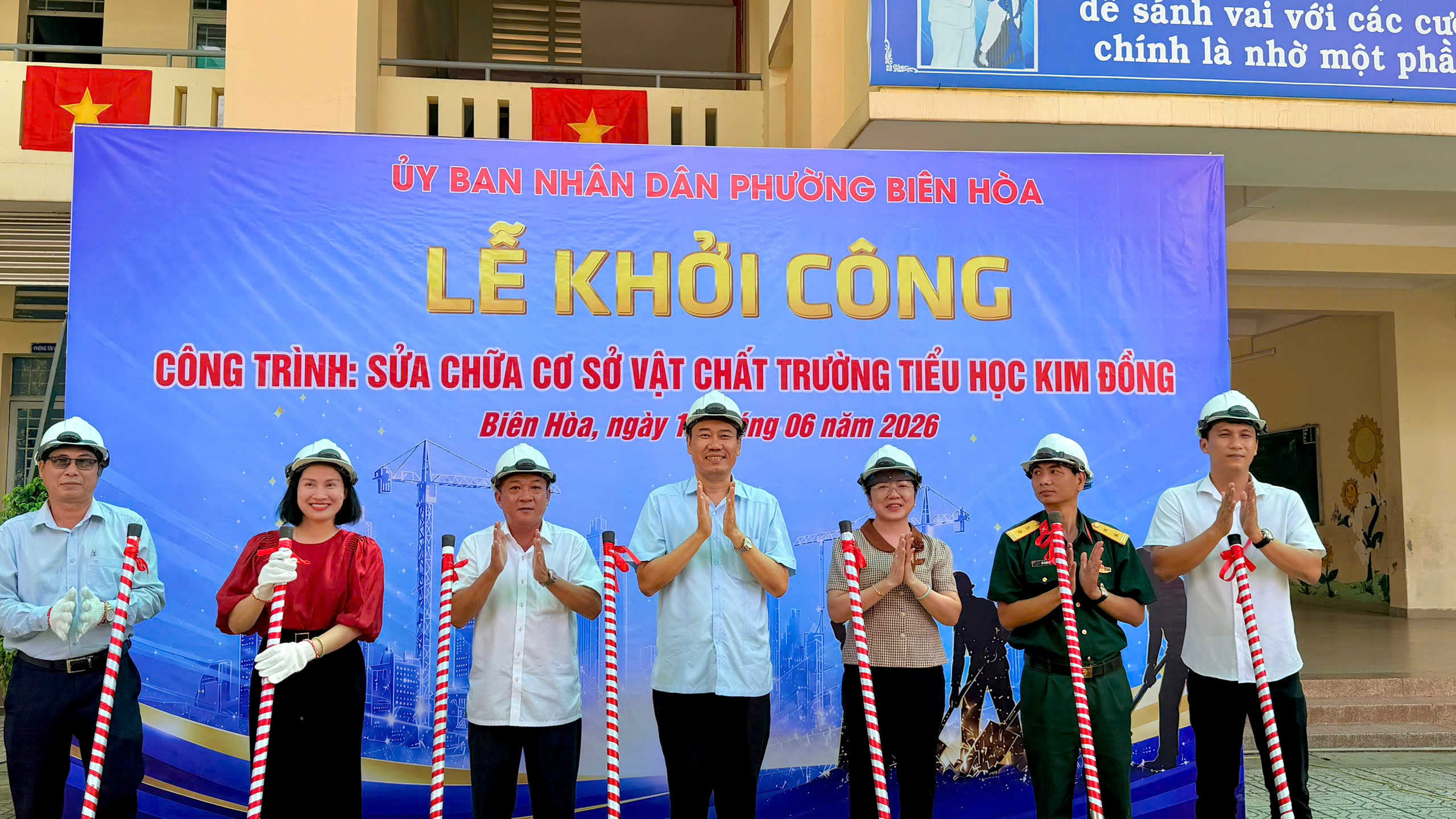 Lãnh đạo phường Biên Hòa và các đại biểu tham dự Lễ khởi công công trình sửa chữa cơ sở vật chất Trường Tiểu học Kim Đồng.