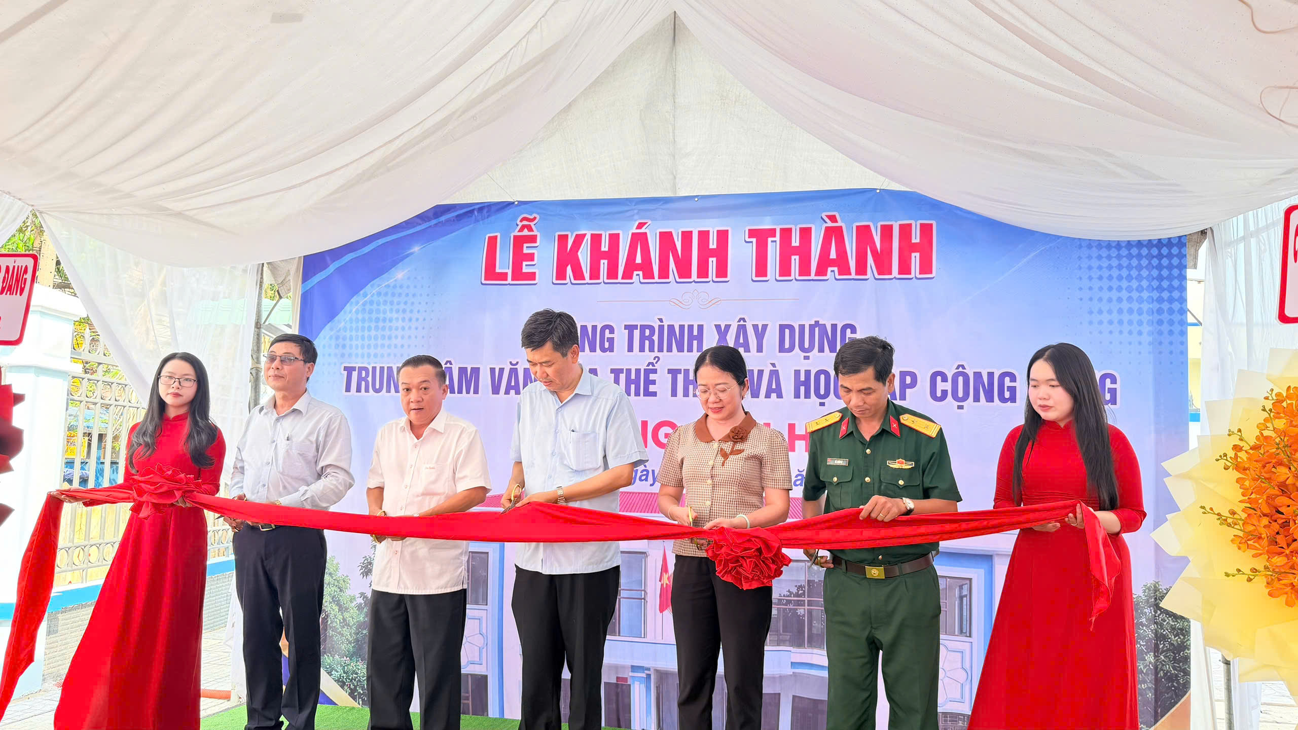 Lãnh đạo phường Biên Hòa thực hiện nghi thức cắt băng khánh thành công trình Trung tâm Văn hóa, Thể thao và Học tập cộng đồng.