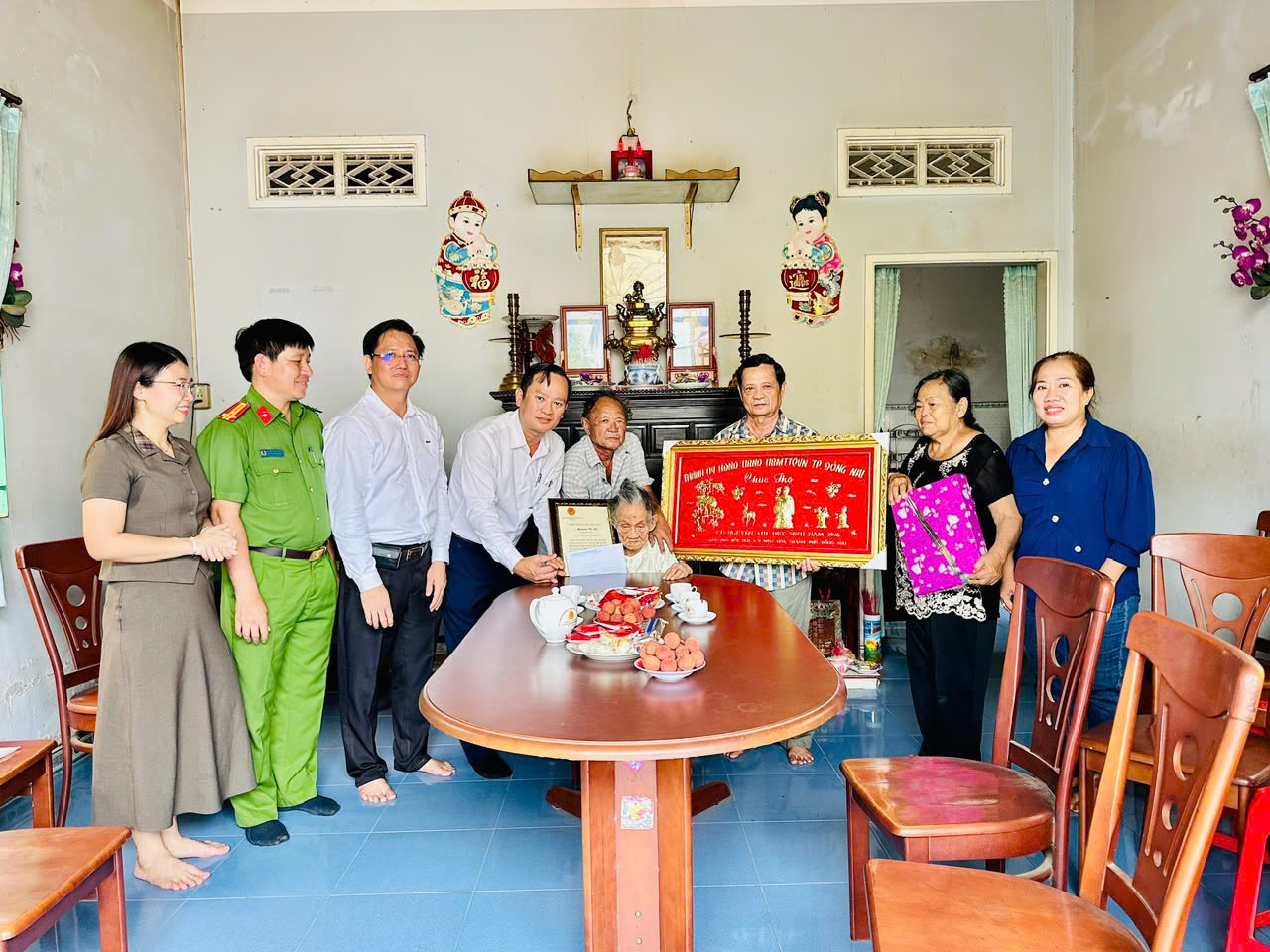 Đoàn công tác thăm hỏi sức khỏe, trao quà và gửi lời chúc trường thọ đến cụ cao tuổi trên địa bàn phường.