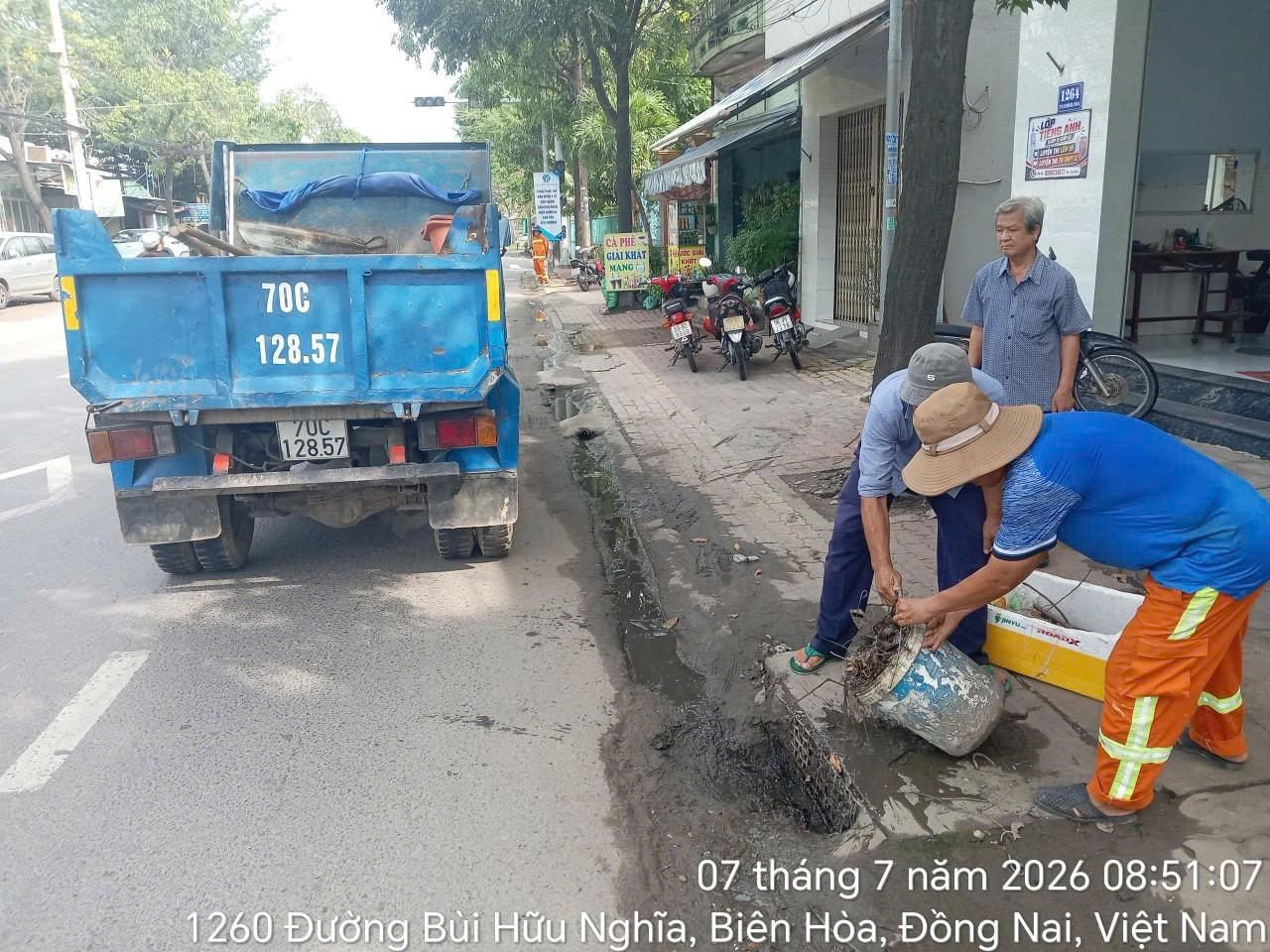 Công nhân mở hố ga, nạo vét bùn đất và vệ sinh hệ thống thoát nước trên đường Bùi Hữu Nghĩa.