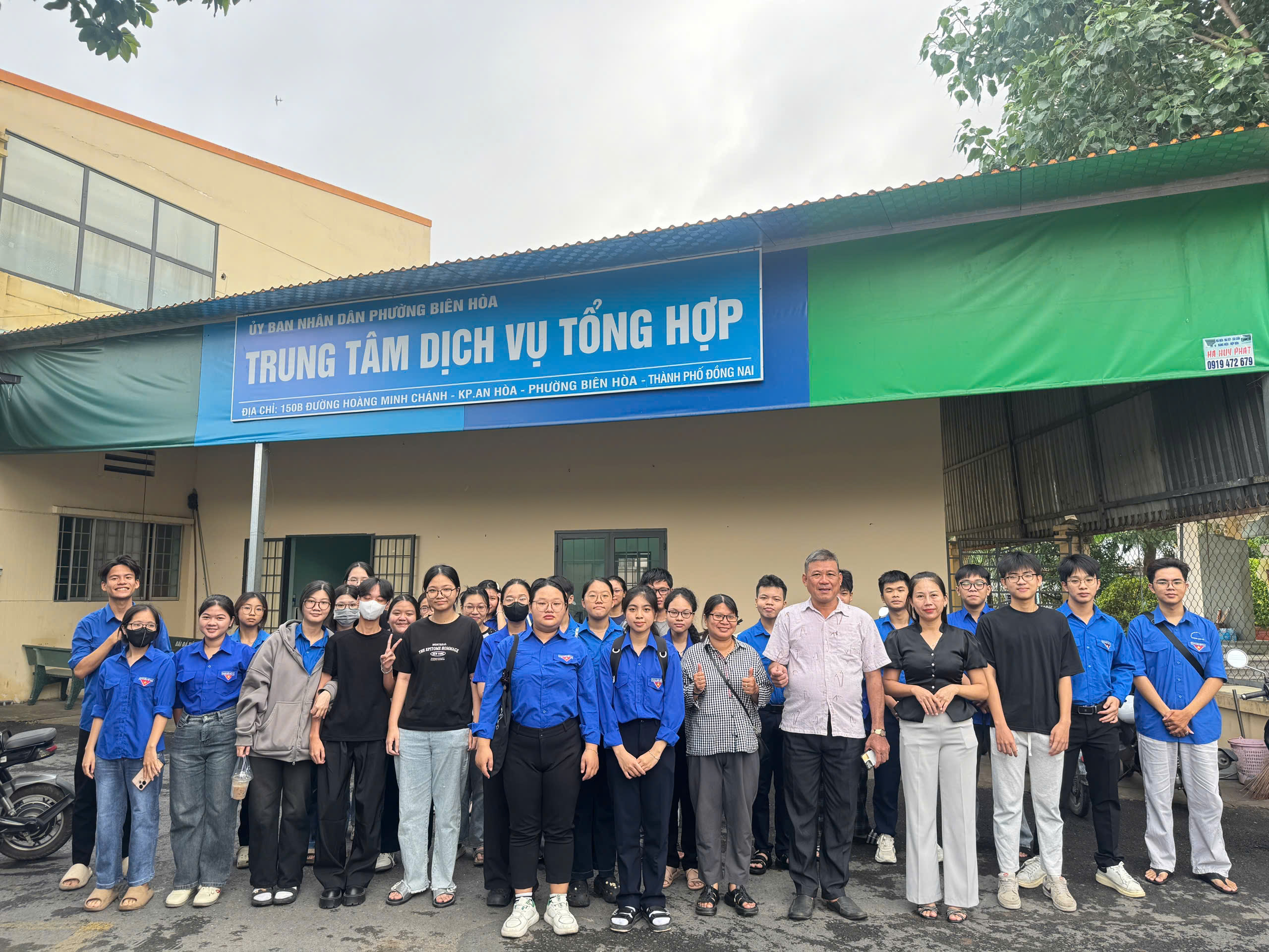 Đội hình "Mùa hè số" tập trung, triển khai nhiệm vụ trước khi ra quân hỗ trợ tiểu thương và người dân tại các khu chợ trên địa bàn phường Biên Hòa.