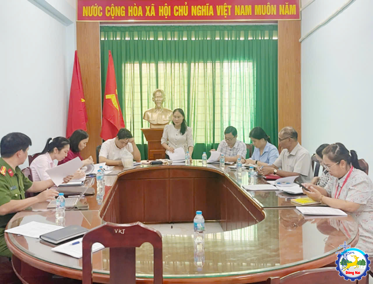 Bà Nguyễn Thị Minh Phượng - UVTV - Chủ tịch UBMTTQ Việt Nam - Trưởng Ban Văn hóa - Xã hội HĐND phường - Chủ trì hội nghị