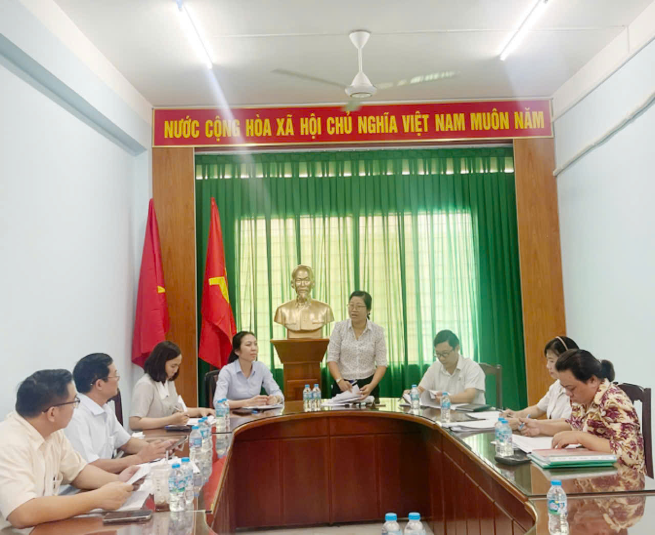 Bà Nguyễn Thanh Nhã - UVTV - Chủ nhiệm UBKT Đảng ủy - Trưởng Ban Kinh tế - Ngân sách HĐND phường - Chủ trì hội nghị
