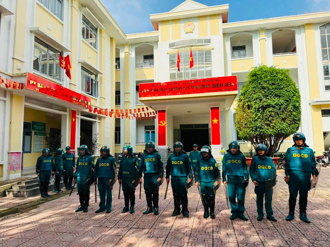 Lực lượng dân quân cơ động, triển khai đội hình xử lý tình huống theo phương án đã xây dựng.