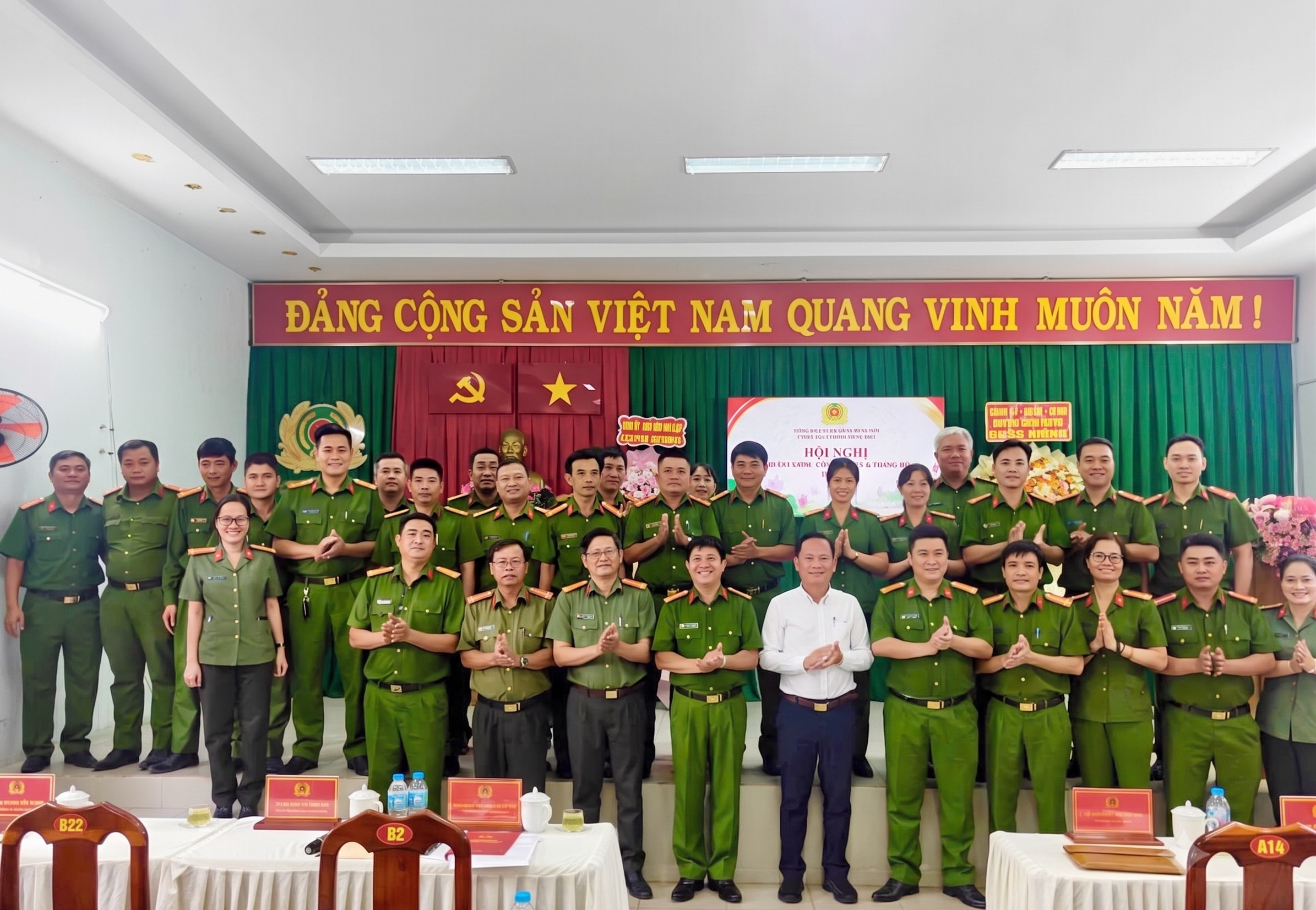 Các đại biểu và tập thể lãnh đạo, cán bộ, chiến sĩ Công an phường Biên Hòa chụp ảnh lưu niệm sau Hội nghị, thể hiện tinh thần đoàn kết, quyết tâm hoàn thành tốt nhiệm vụ bảo đảm an ninh, trật tự trên địa bàn.