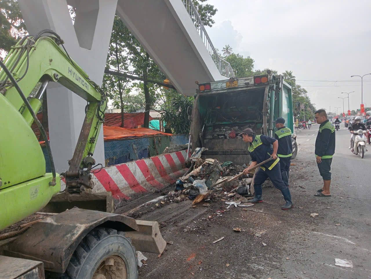 Máy móc chuyên dụng và công nhân môi trường khẩn trương xử lý điểm tồn đọng rác thải, góp phần lập lại mỹ quan đô thị và bảo đảm vệ sinh môi trường.