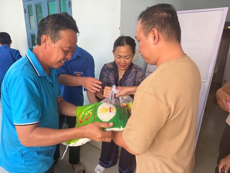 Hình ảnh buổi trao quà của nhà tài trợ Cty TNHH Điện và Ắc Quy Minh Trung