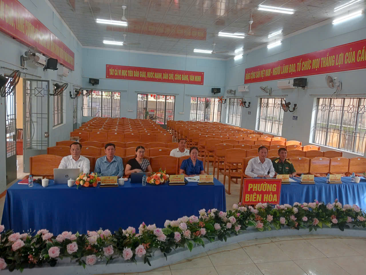 Thường trực Đảng ủy, Thường trực UBND phường cùng lãnh đạo các cơ quan, đơn vị tham dự