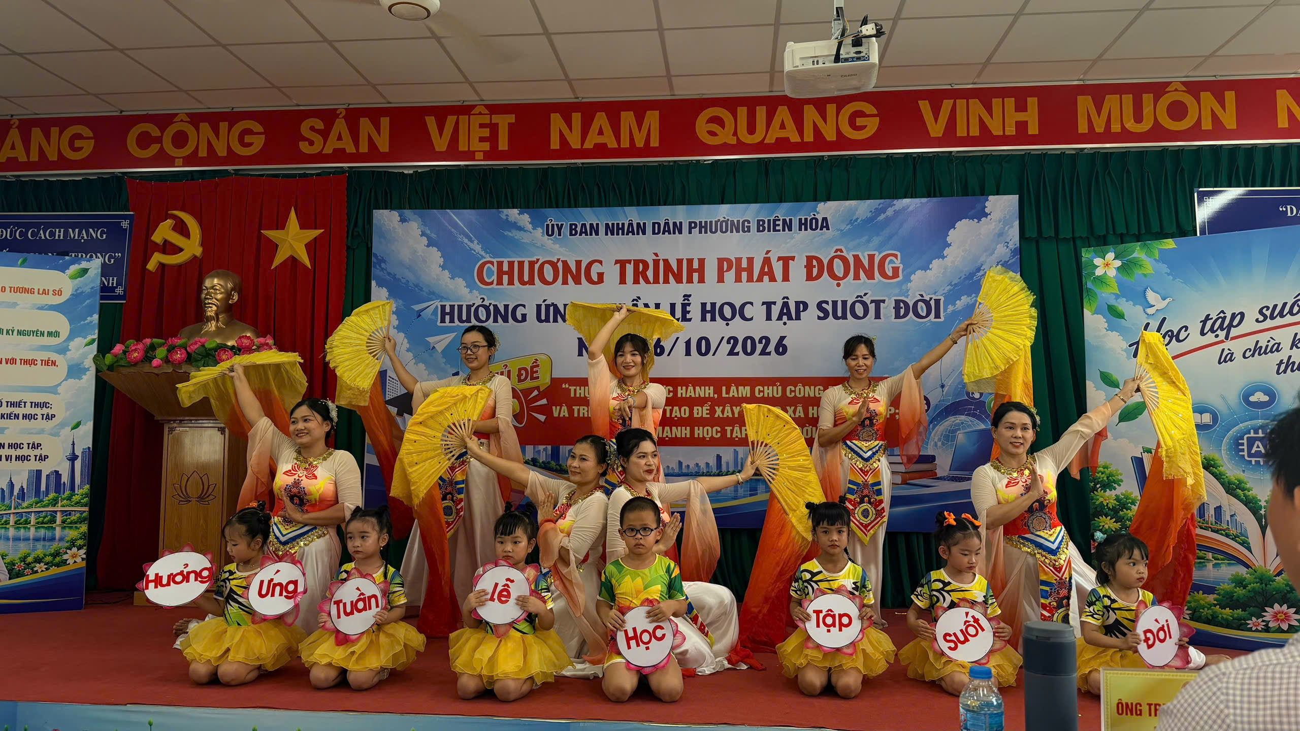 Các tiết mục văn nghệ chào mừng chương trình khai mạc Tuần lễ hưởng ứng học tập suốt đời năm 2026 trên địa bàn phường Biên Hòa.