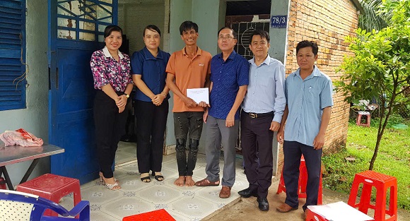 ông Nguyễn Trung Tín - Ủy viên BTV Thành ủy, Chủ tịch Ủy ban MTTQVN thành phố cùng lãnh đạo xã Bình Lộc, thăm hỏi và tăng qua cho hộ khó khăn trên địa bàn