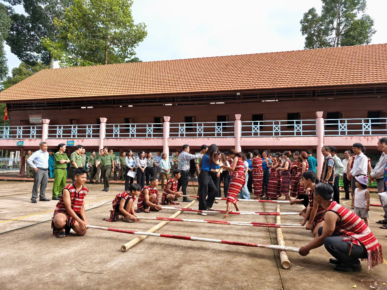 Giao lưu văn hóa cồng chiêng của đồng bào dân tộc chơro phương Bình Lộc