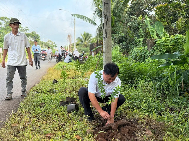 Ảnh: Cán bộ, hội viên và nhân dân ra quân trồng hoa tuyến đương Bình Lộc-Tín Nghĩa