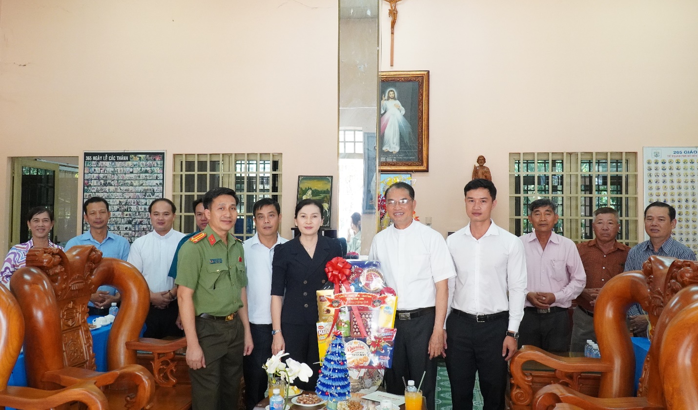 LÃNH ĐẠO PHƯỜNG BÌNH LONG THĂM, CHÚC MỪNG CÁC CƠ SỞ TÔN GIÁO NHÂN DỊP LỄ GIÁNG SINH 2025