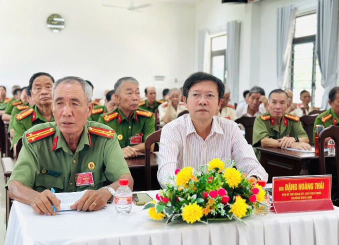 Có thể là hình ảnh về một hoặc nhiều người và văn bản