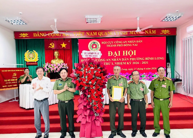 Có thể là hình ảnh về văn bản cho biết 'ĐẢNG GCONG DAI: VIỆT NAM QUANG WIEH MUOINĂM MUO NĂM BAH HAK TEESA Nu Hr HỌI HOLCUTCONGANNHANDAN HQICỰU CÔNG AN NHÂN DÂN THÀNH PHό ĐÔNG NAI жOeTAna3И.H ( 學 ĐẠI HỘI CÔNG AN NHÂN DÂN PHƯỜNG BÌNH LONG THỨ NHIỆM KY 2026 2031 ออุตย rrap BAI IĐANGBỘ 701. 店 -'់-ជរ -BÀNCI- ETИ Long, ngày 27 tháng nàm 2026'