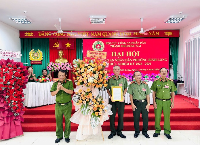 Có thể là hình ảnh về cái bục và văn bản