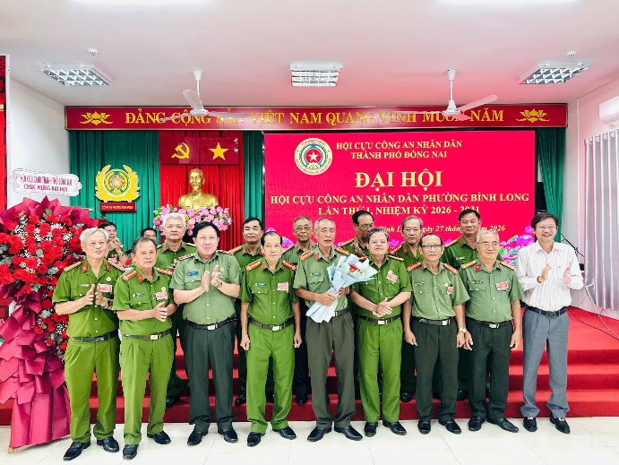 Có thể là hình ảnh về văn bản cho biết '文 ĐẮNG-COIG CONG มิกน VIỆT NAM QUANG VHNH ĐẢNG 每工业U บตตะยา 210通.T业业 CHUC MUNGA AHO NĂM HOICỰU CÔNG HOICUUCÓNGANNHÂNDÁV AN NHÂN DÂN THÀNH PHO THÀNHPHOĐONGNAI ĐỒNG NAI ĐẠI ĐẠIHỘI HỘI HỌI CỰU CÔNG AN NHÂN DÂN PHƯỜNG BÌNH LONG LAN τΗΙΣ NHIỆM KY 2026- Tinh एंबं 27 7thán, 2026'