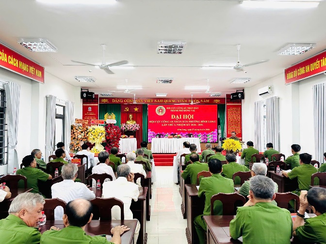 Có thể là hình ảnh về một hoặc nhiều người và văn bản