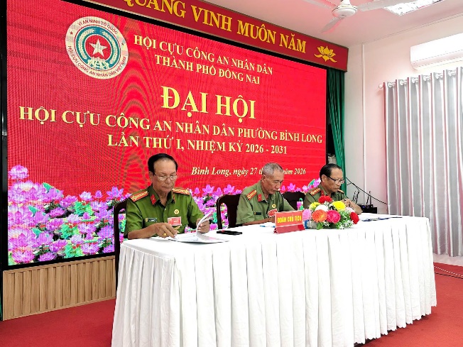 Có thể là hình ảnh về cái bục và văn bản cho biết 'COANG VINH MUÔN NĂM MiAnTadlas INHTO QUỐC VIANNINHTO HỘI CỰU THÀNH CÔNG AN NHÂN DÂN CONG 水さり お PΙό ĐỒNG NAI HỘI CỰU CÔNG AN NHÂN DÂN PHƯỜNG BÌNH LONG ĐAI HỘI LÂN THỨ I, NHIỆM KỲ 2026- 2031 Bình Long, ngày 27 道 4aT 2026'