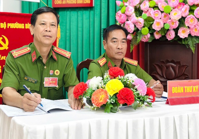 Có thể là hình ảnh về một hoặc nhiều người và văn bản