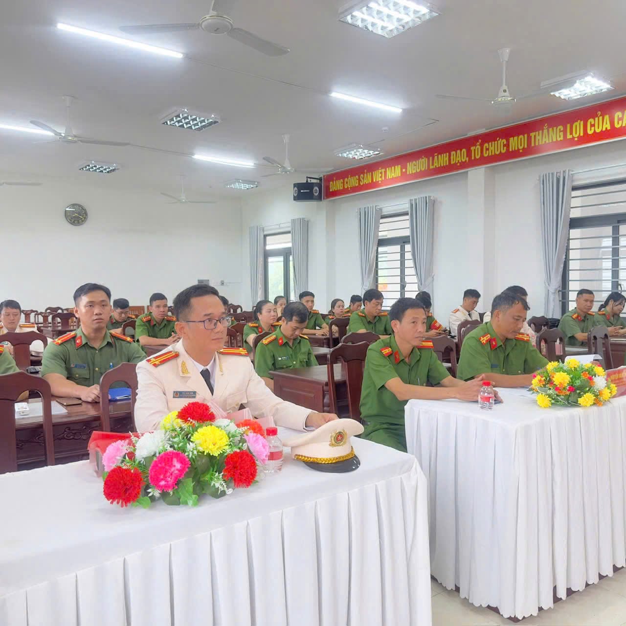Có thể là hình ảnh về cái bục và văn bản