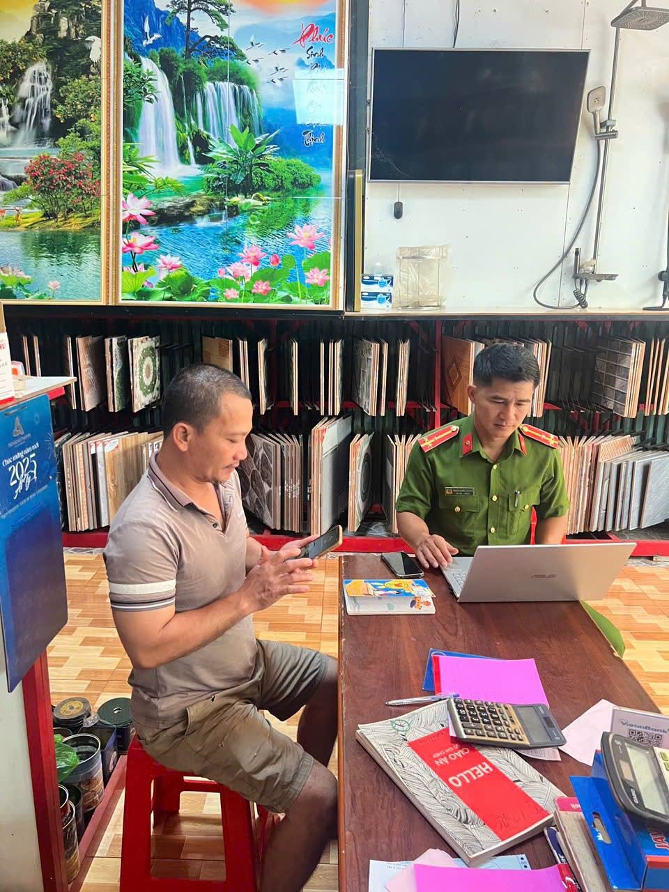 Có thể là hình ảnh về học tập, bộ vét và văn bản