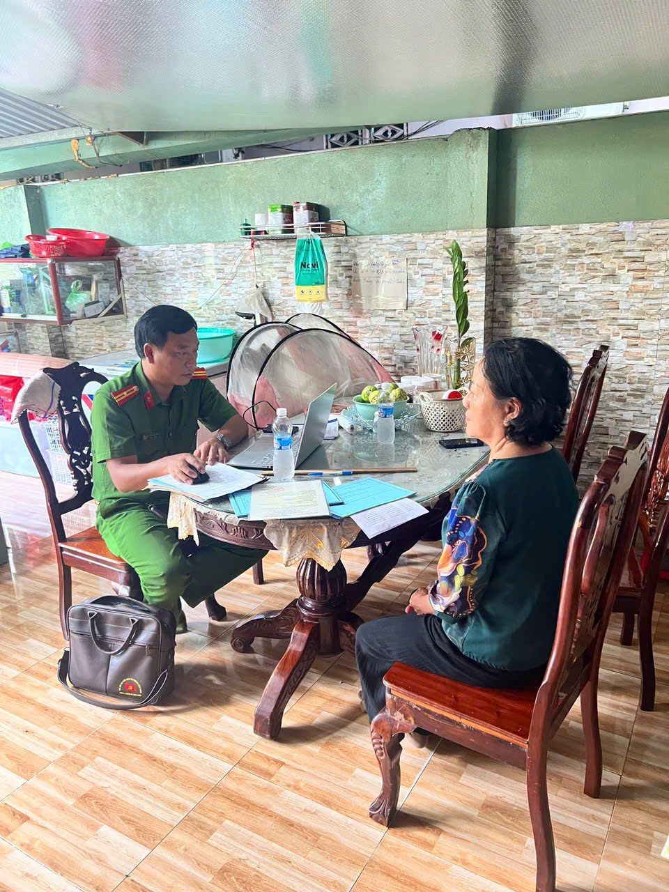 Có thể là hình ảnh về một hoặc nhiều người, mọi người đang học, bàn cờ, bàn và văn bản