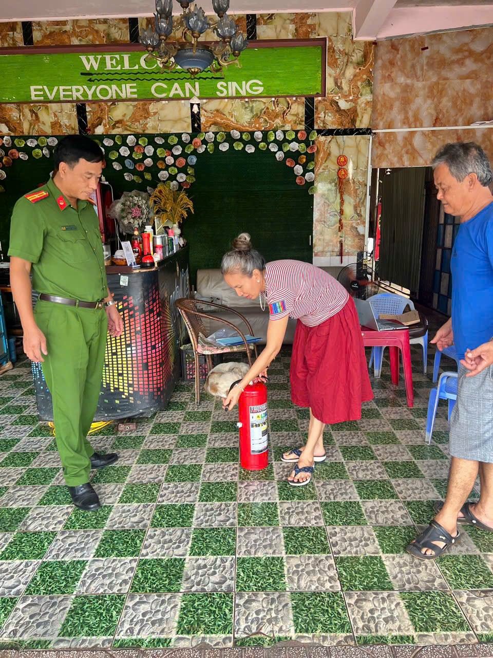 Có thể là hình ảnh về một hoặc nhiều người, bàn cờ và văn bản cho biết 'WI WELCP EVERYONE CAN SING የወ/ት'