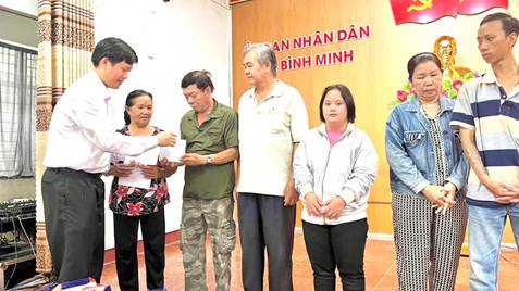 ''A group of people standing in a room

AI-generated content may be incorrect.''