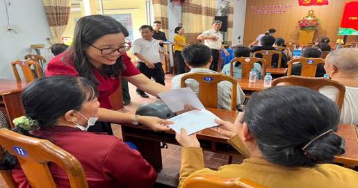 ''A person giving a piece of paper to a group of people

AI-generated content may be incorrect.''