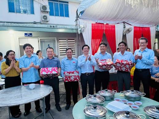 ''A group of people holding presents

AI-generated content may be incorrect.''