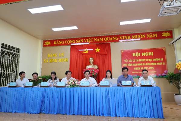 A group of people sitting at a tableAI-generated content may be incorrect.