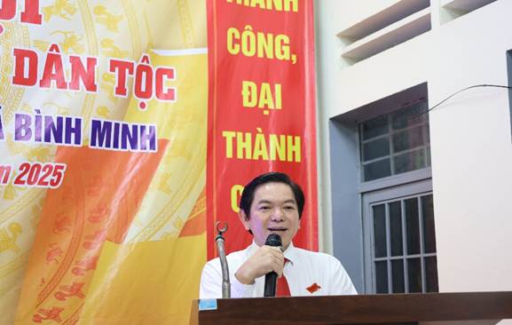 A person speaking into a microphoneAI-generated content may be incorrect.