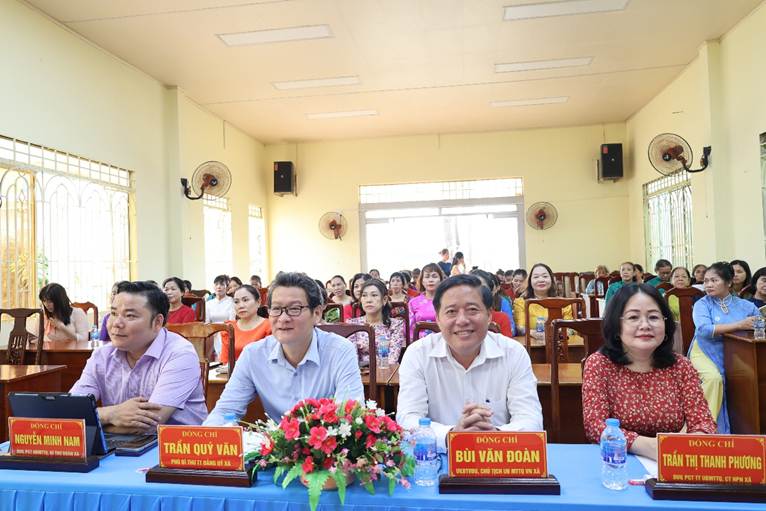 '''''A group of people sitting in a room

AI-generated content may be incorrect.'''''