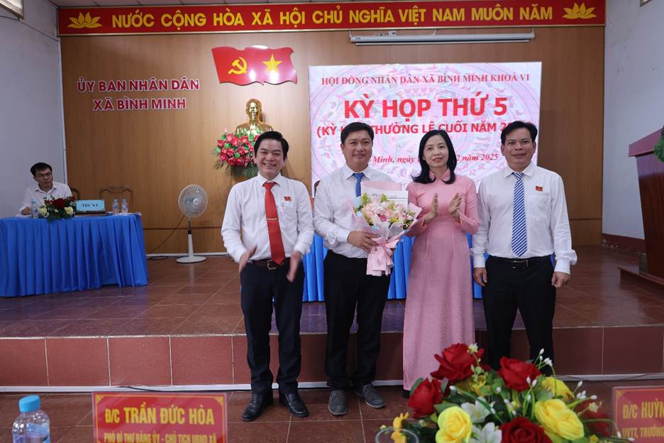 ''A group of people standing in front of a stageAI-generated content may be incorrect.''