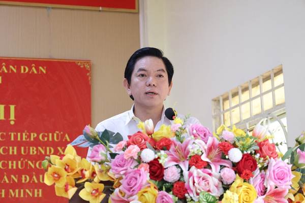 ''A person standing behind a large bouquet of flowers

AI-generated content may be incorrect.''