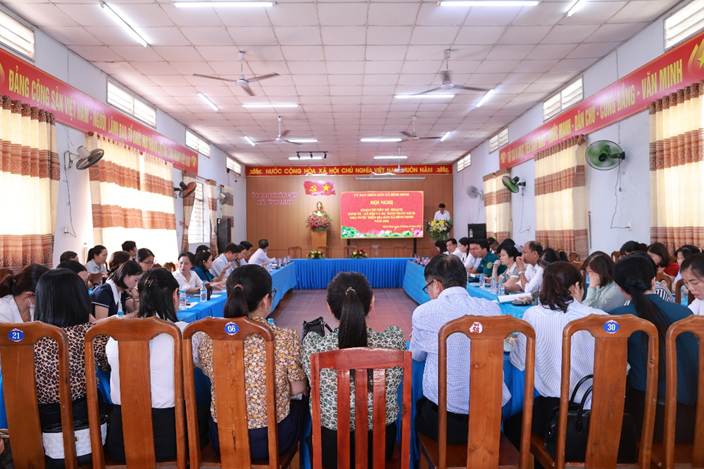 'A group of people sitting in a roomAI-generated content may be incorrect.'