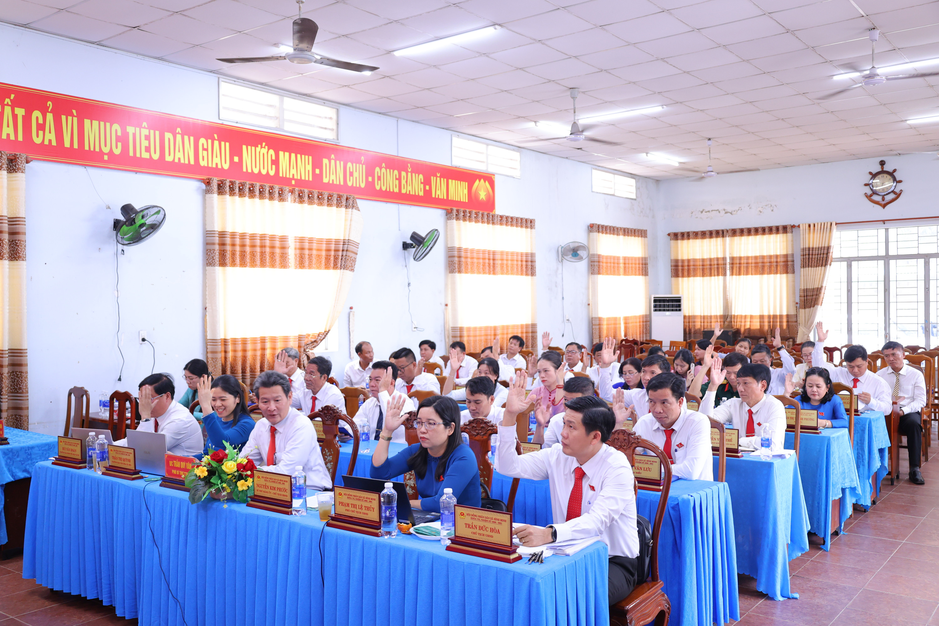 Các đại biểu biểu quyết thông qua các Nghị quyết