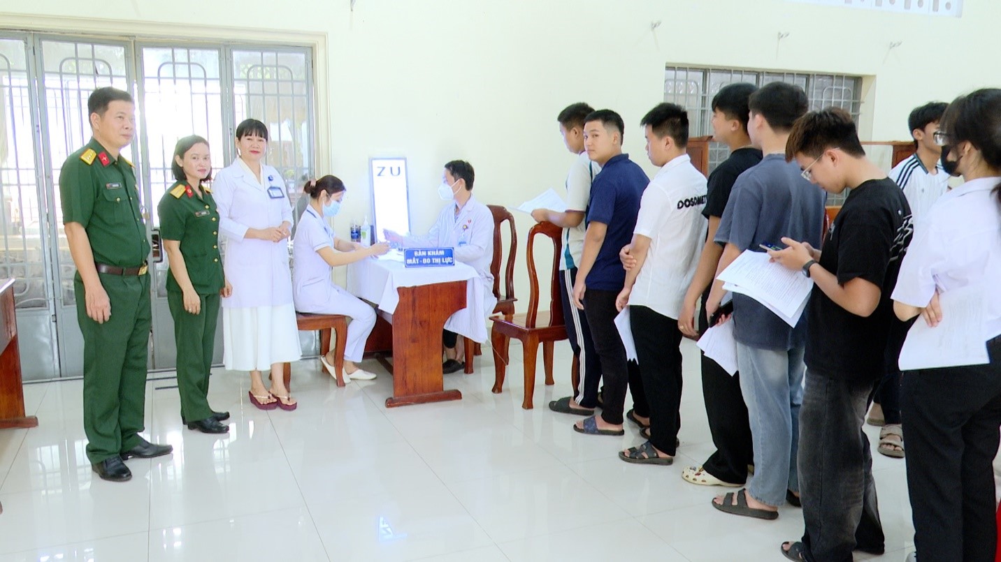BCHQS tổ chức khám sức khoẻ