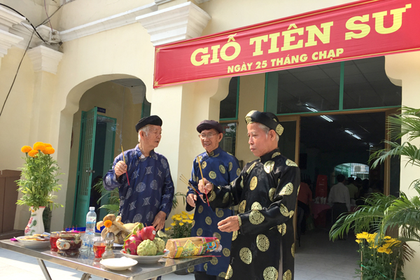 Các bậc lão liên của Phường Quyết thắng thực hiện nghi lễ giỗ Tiên sư.JPG