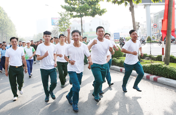 Các-VĐV-lực-lượng-vũ-trang-tham-gia-ngày-chayhj-(5).jpg